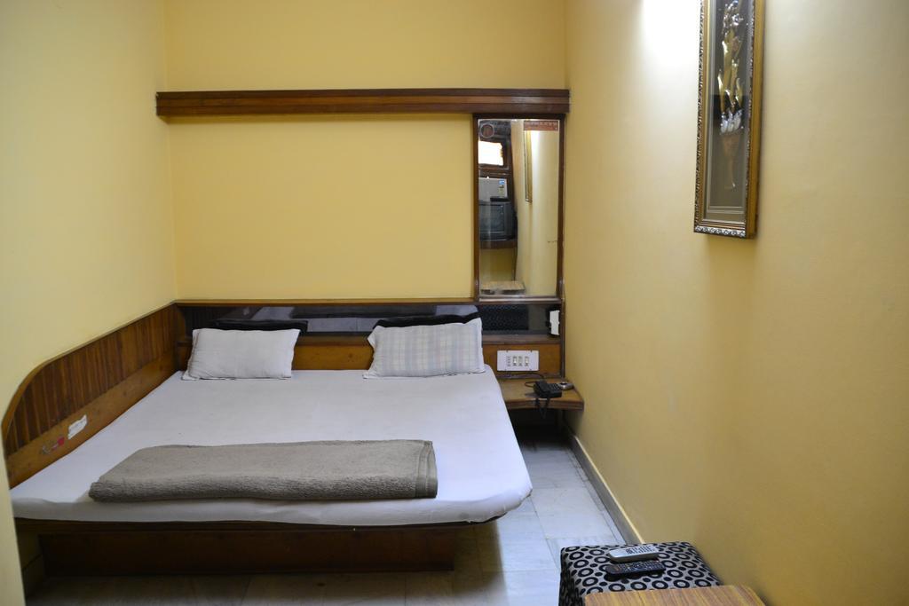 Yes Please Guest House نيودلهي الغرفة الصورة