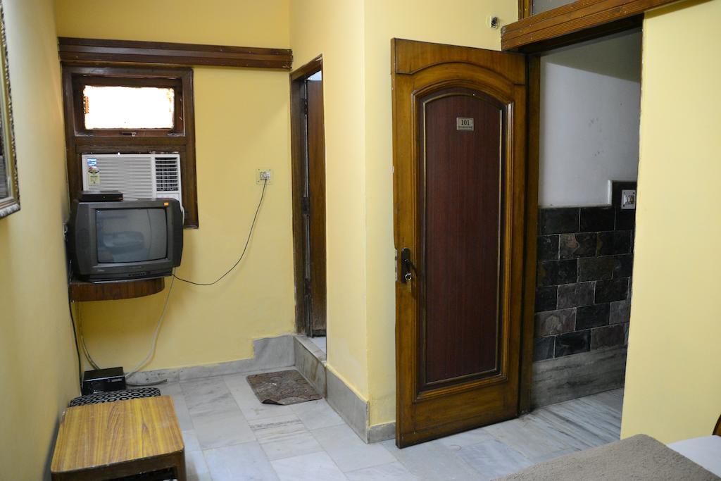 Yes Please Guest House نيودلهي الغرفة الصورة