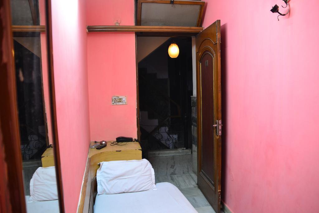 Yes Please Guest House نيودلهي الغرفة الصورة